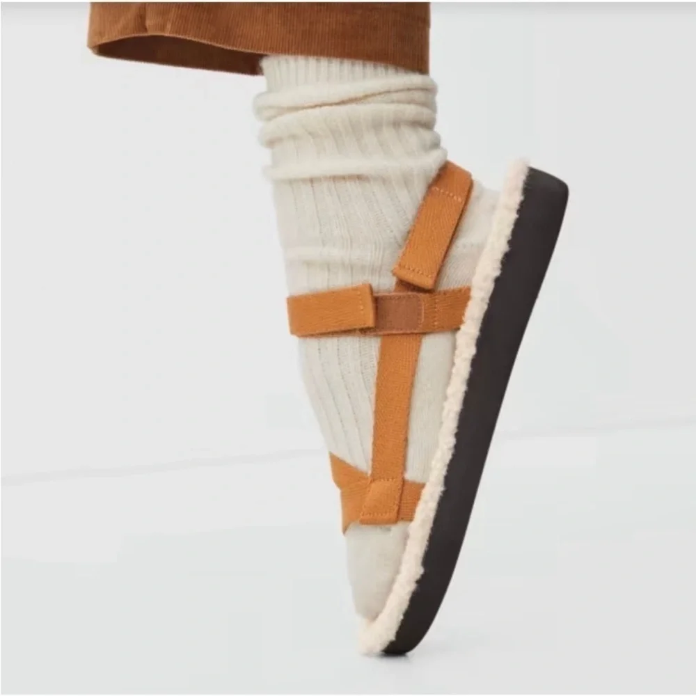 EVERLANE The Renew Teddy Sherpa Faux Fur Sport Sandals in Brown Sugar